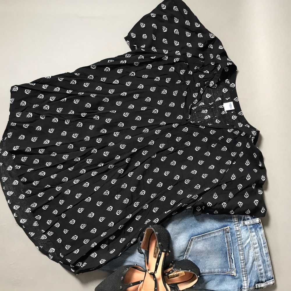 Old Navy Black/White Blouse EUC
